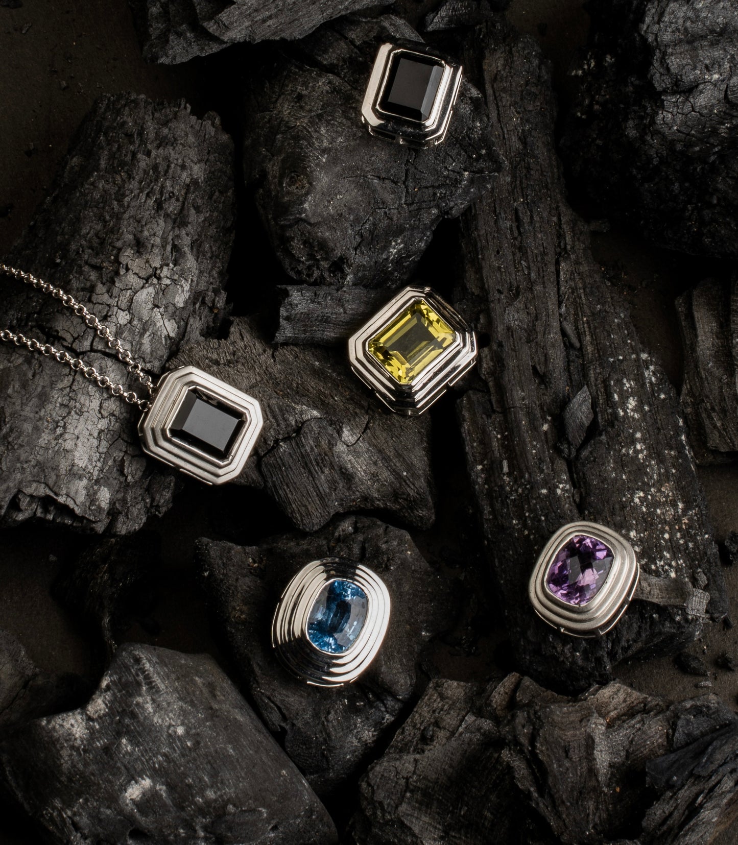 Medallion Black Onex single tier Pendant